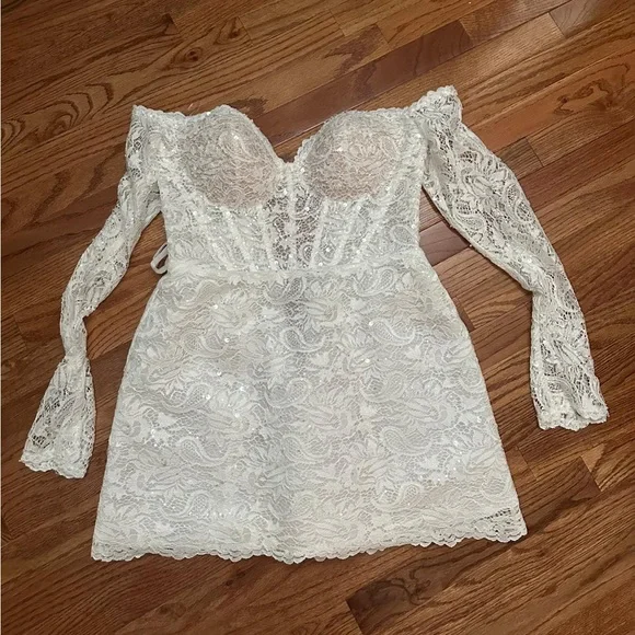 Elegant White Lace Long Sleeve Dress - Picture 4 of 6